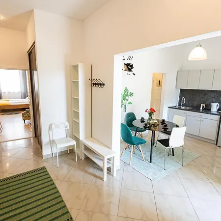 Vintage Senacka 9/7 דירה